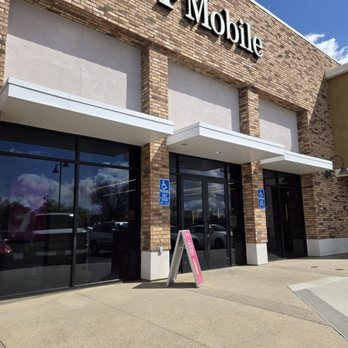 T-Mobile Experience Store - Storefront - Mobile Phones Near Me - Menifee, California