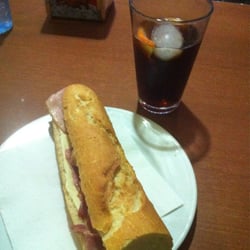 Ambos Mundos - Bocata de baicon con queso, de buen tamaño.