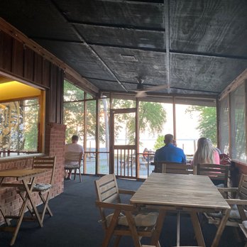 Belt40 Cocktail Lounge & Kitchen - Screened in porch for outdoor seating - American Near Me - Eufaula, Oklahoma Belt40 Cocktail Lounge & Kitchen - Screened in porch for outdoor seating - American Near Me - Eufaula, Oklahoma