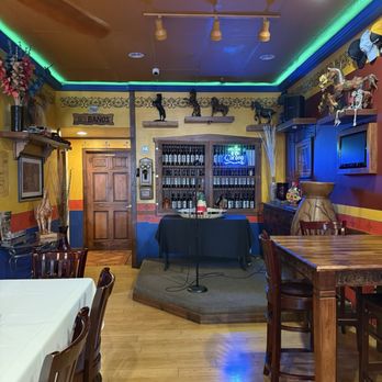 Crabby's Seafood & More - Inside restaurant - Seafood Near Me - Montebello, California