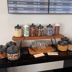 Lufthansa Business Lounge - Snacks