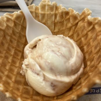 Jeni's Splendid Ice Creams - Kid scoop in a waffle bowl - Ice Cream & Frozen Yogurt Near Me - Saint Louis, Missouri Jeni's Splendid Ice Creams - Kid scoop in a waffle bowl - Ice Cream & Frozen Yogurt Near Me - Saint Louis, Missouri