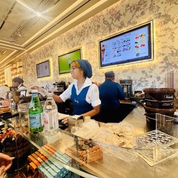 Venchi - Friendly staff - Gelato Near Me - San Diego, California Venchi - Friendly staff - Gelato Near Me - San Diego, California