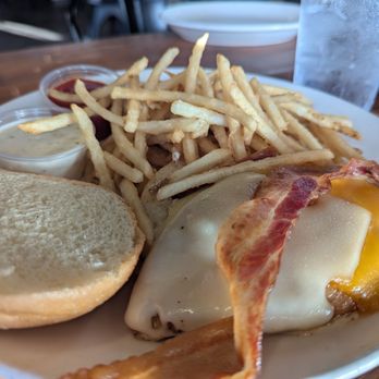 Restaurant 604 - Chicken sandwich w/shoestring FF - Breakfast & Brunch Near Me - Honolulu, Hawaii Restaurant 604 - Chicken sandwich w/shoestring FF - Breakfast & Brunch Near Me - Honolulu, Hawaii