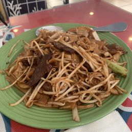 Stir-Fried Rice Noodle and Beef (Beef chow fun) Stir-Fried Rice Noodle and Beef (Beef chow fun)
