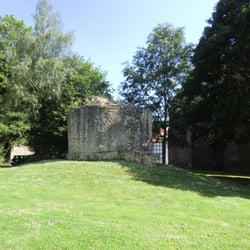 Knochenturm - Der Erdhügel - Basis der Stadtmauer.