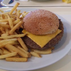 Arctic Thai & Grill - Chili Meal 200g.  Lite alltför het burgare för mig, annars helt god. Pommes fritesen behövde lite mer smak, mer salt/peppar eller en dipp.