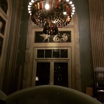 Restaurant Razzia - Beautiful setting - long waiting reservation list and no one here.... - International Near Me - Zürich, ZH