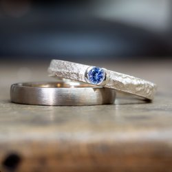 Goldaffairs - Ein Ring so individuell wie die Liebe selbst. Unser Ring "May" wird in Sand gegossen und erhält dadurch seine individuelle Oberfläche.