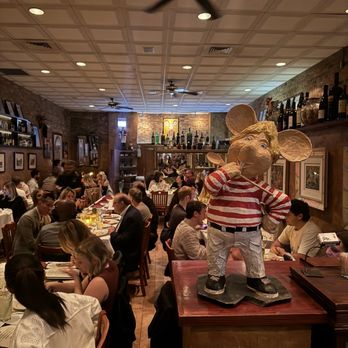 Topo Gigio Ristorante - Inside - Italian Near Me - Chicago, Illinois Topo Gigio Ristorante - Inside - Italian Near Me - Chicago, Illinois