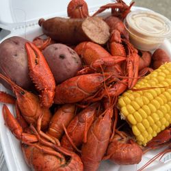 C&M Crawchicks - Crawfish Plate - 1.5 lbs Crawfish, 1 Corn, 2 Potatoes, 1/2 Sausage and dipping sauce