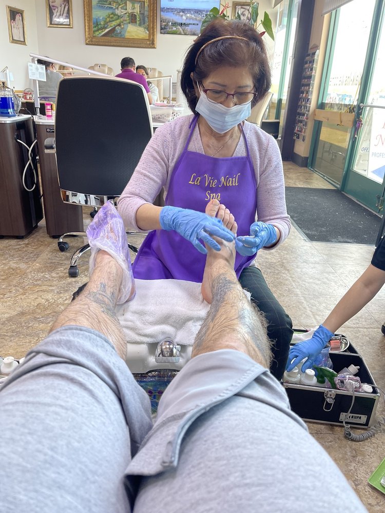 La Vie Nail Spa Logo