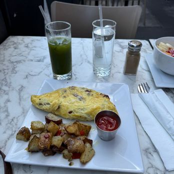 Harlem Cafe - Bacon Omelette, home fries, and pure green drink (kale, celery, ginger). - Coffee & Tea Near Me - New York, New York