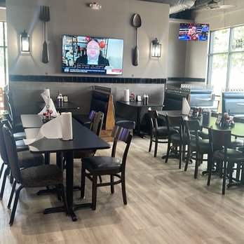 Bubbies BBQ - Spacious Dining Area - Barbeque Near Me - West Des Moines, Iowa