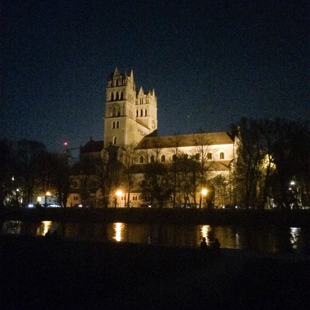 Isarstrand zwischen Wittelsbacherbrücke und Reichenbachbrücke