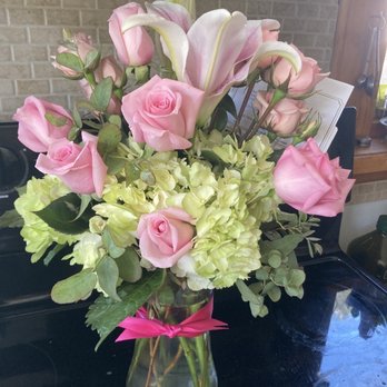 The Holly Berry - "Premium" bouquet with way fewer flowers than what was pictured, and delivered a day later than requested. - Florists Near Me - Evergreen, Colorado The Holly Berry - "Premium" bouquet with way fewer flowers than what was pictured, and delivered a day later than requested. - Florists Near Me - Evergreen, Colorado