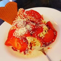 Eiscafe Martino - Kleines Spaghettieis mit Erdbeeren. Lecker, Preis ok, aber leider kein gekühlter Teller so dass das Eis schnell schmilzt.