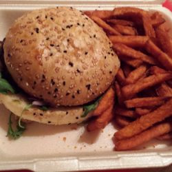 Burger Zimmer - "Burger in Blau" in L - mit Süsskartoffel-Pommes