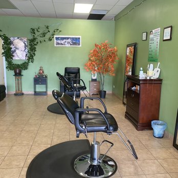Elegant Eyebrows threading - 2 chairs for the sessions but plenty more to wait in - Threading Services Near Me - Thornton, Colorado