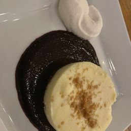 Cheesecake with Jam sauce and whip cream