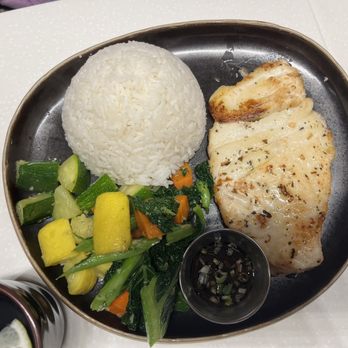 Green Zone - Wild caught sea bass pan fried & sautéed vegetables and rice - Organic Stores Near Me - Temple City, California