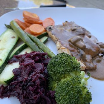 Zias Stonehouse Restaurant - Chicken Champignon - Wine Bars Near Me - Summerland, British Columbia Zias Stonehouse Restaurant - Chicken Champignon - Wine Bars Near Me - Summerland, British Columbia