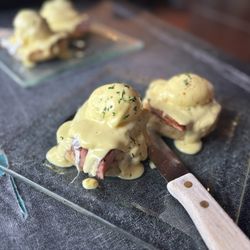 La Maison Cafe - Eggs Benedict