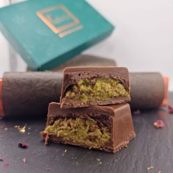Vienna Sweets & Gifts / Hanbo Handels GmbH - Knafeh Chocolate - Pistazie mit echtem Gold
(Dubai Schokolade)
Besuch uns noch heute! Wir freuen uns auf euch!
