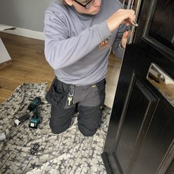 Locks4less Locksmiths Limited - This is Michael repairing a set of door handles