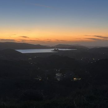 Coyote Hills Park - Reservoir seen from trail at sunset - Parks Near Me - Simi Valley, California Coyote Hills Park - Reservoir seen from trail at sunset - Parks Near Me - Simi Valley, California