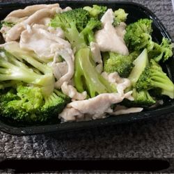 Moy Kong Express - Unseasoned, boiled broccoli chicken