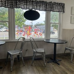 Tony's Coneys - Dining room
