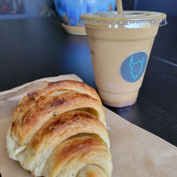 Kobros Coffee - Croissant and peach latte - Coffee & Tea Near Me - Norfolk, Virginia