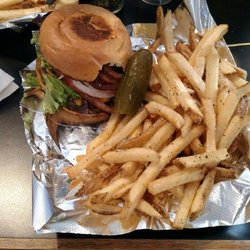Hoss's Saloon - Excellent burgers and huge amount of fries!!!