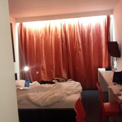 Résidence Louise 409 - Pardon the mess: tv, desk, queen size bed and a closet