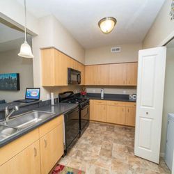 Lynbrook Apartment Homes and Townhomes - Kitchen