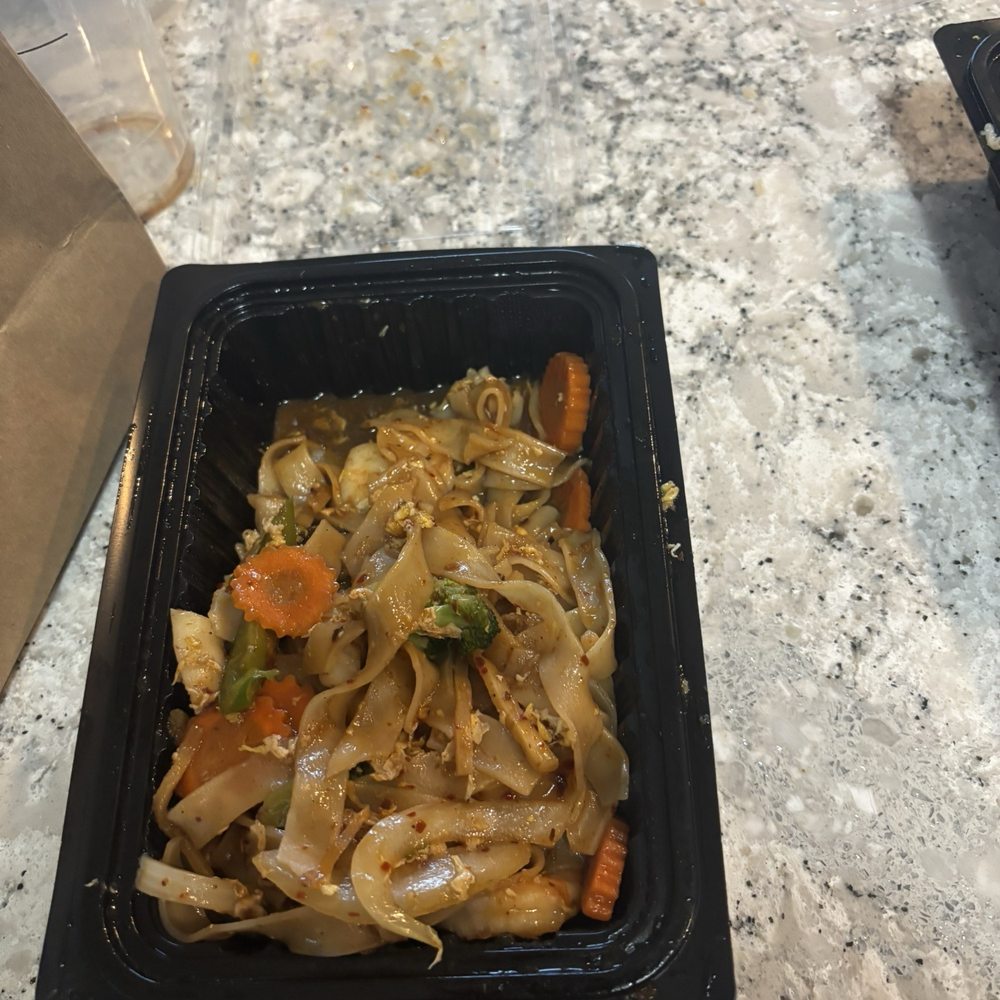 Zapp Thai - Drunken noodles with shrimp, calamari and mussels - Thai Near Me - Edwardsville, Illinois