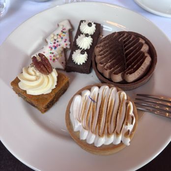Brasserie 701 - Dessert table - Brasseries Near Me - Montreal, Quebec Brasserie 701 - Dessert table - Brasseries Near Me - Montreal, Quebec