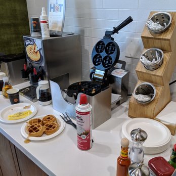 Fairfield by Marriott Inn & Suites Ontario Rancho Cucamonga - Waffle station - Hotels Near Me - Rancho Cucamonga, California