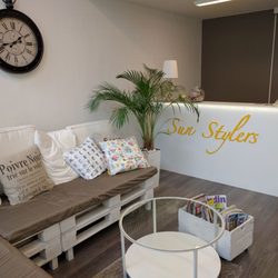 Hieroja Helander - Street level waiting area
