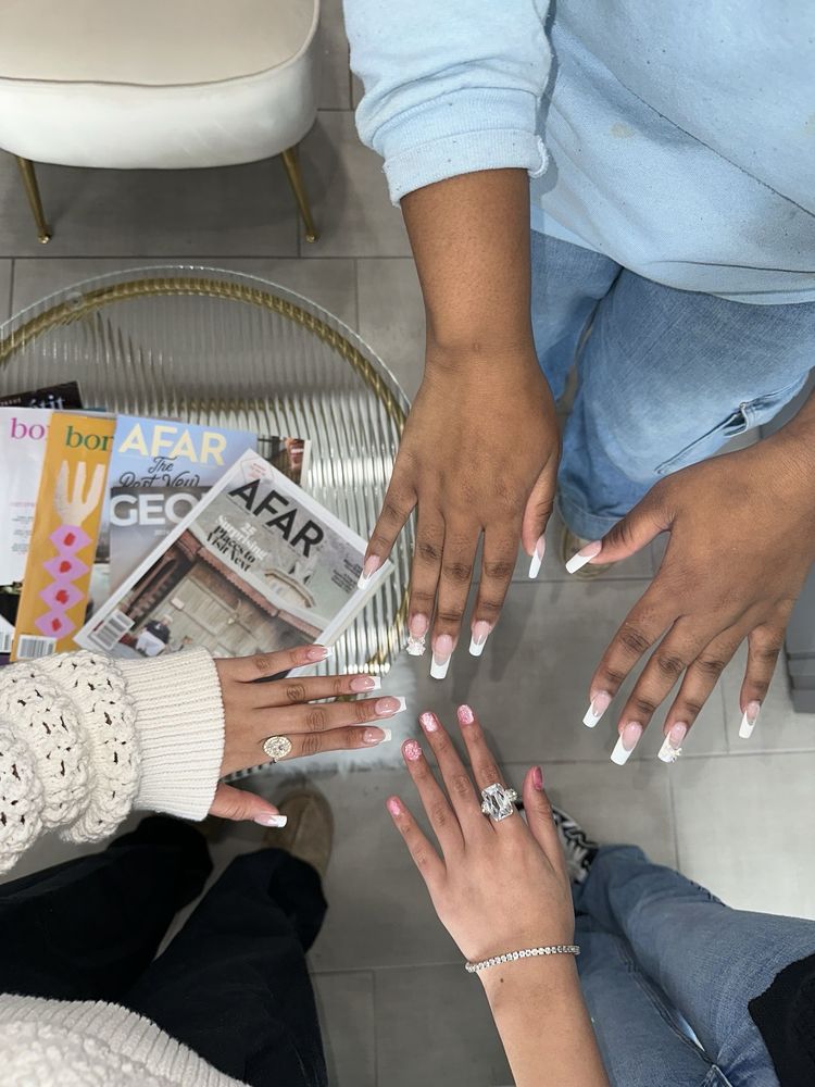 Luxe & Lacquer Nail Salon Logo