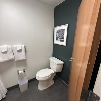 Four Points by Sheraton Raleigh Arena - Bathroom/shower combo - Hotels Near Me - Raleigh, North Carolina Four Points by Sheraton Raleigh Arena - Bathroom/shower combo - Hotels Near Me - Raleigh, North Carolina