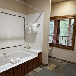 Lakedale - Bathroom
