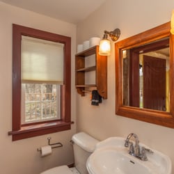 Inn at Buck Hollow Farm - Yellow room bath