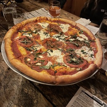 10 Barrel Brewing - West Side Bend - Pizza Margherita - Brewpubs Near Me - Bend, Oregon