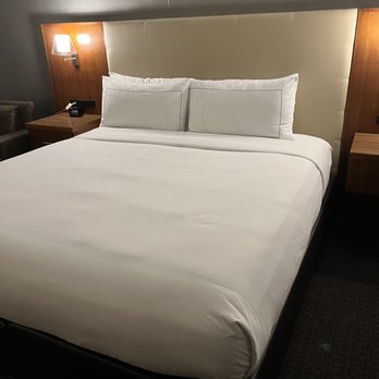 DoubleTree by Hilton Hotel Nanuet - King size bed - Hotels Near Me - Nanuet, New York DoubleTree by Hilton Hotel Nanuet - King size bed - Hotels Near Me - Nanuet, New York