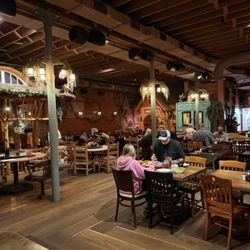 Babe's Chicken Dinner House - Inside