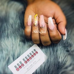 Nails design V-tip and gold flakes