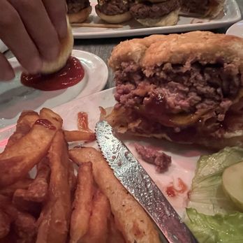 Tracks - Burgers Near Me - Cary, Illinois