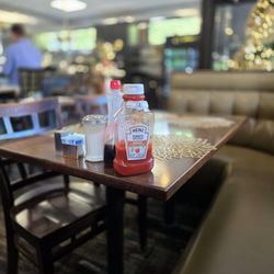 Darya's Cafe - Banquette, table and booth seating
